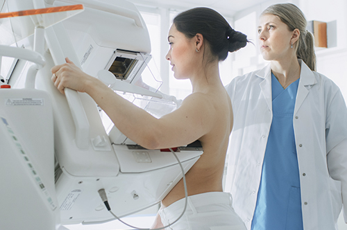 La realización de pruebas diagnósticas como la mamografía y la ecografía mamaria son de los métodos más fiables para detectar posibles lesiones en la mama